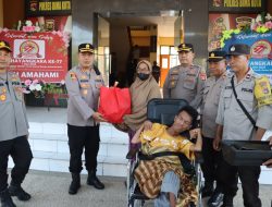Wujud Peduli di Hari Bhayangkara, Polres Bima Kota Berbagi Kursi Roda dan Nutrisi pada Warga Disabilitas
