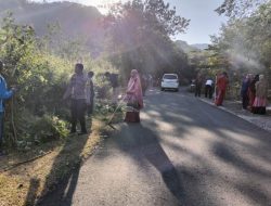 Bersihkan Lingkungan Bersama Warga, Bhabinkamtibmas Belo Lakukan Gotong Royong