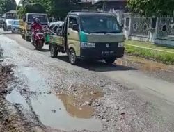 *Warga Desa Pasirangin Cileungsi Keluhkan Jalan Raya Cileungsi Setu Yang Rusak Parah*