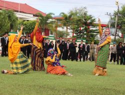 Tarian Kompelasi, Gendeng Beleq dan Perisaian Warnai Semarak Upacara HUT Bhayangkara Polres Bima Kota