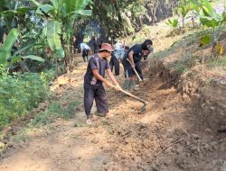 Dengan Semangat Dan Kebersamaan Petani Kebun Di Desa Antajaya Bangun Jalan Menuju Objek Wisata