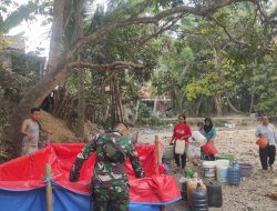 SERMA,Juanda Apriadi Babinsa Desa Tanjungrasa Turut Menyiapkan Penampungan Air Bersih Bersama Warga