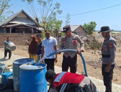 Kembali, Anggota Sat Samapta Polres Sumbawa Barat Bagikan Air Bersih Di Poto Tano