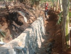 Perojek TPT,PUPR Pengairan Diduga Uka Uka Sudah Berjalan 1 Minggu Papan Informasi Tidak Dipasang