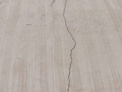 Diduga Asal Jadi,Jalan Betonisasi di Desa Mampir Sudah Retak Cara Kerja Kades Mampir Jadi Sorotan