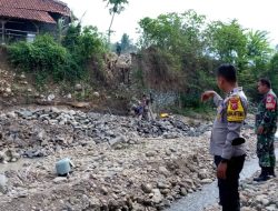 Babinsa Desa Sukarasa Lakukan Pengecekan TPT Dibantarkan Sungai Cisero