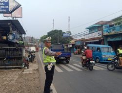 Jajaran Polsek Ciampea Polres Bogor Laksanakan Kegiatan Pengaturan lalulintas