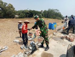 Babinsa Desa Sukajadi Monitor Pembangunan TPT