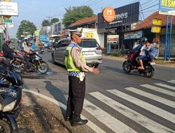 Jajaran Personel Polsek Ciampea Polres Bogor Laksanakan Pengaturan lalulintas.*