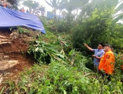 Bupati Bogor Iwan Setiawan Tinjau Langsung dan Berikan Bantuan Keuangan Bagi Korban Bencana Longsor