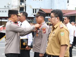 Kapolsek Air Sugihan Iptu Rio Trisno menerima Pin Emas Kapolda Sumsel, Irjen Pol A Rachmad Wibowo SIK
