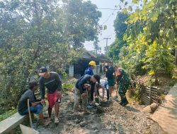 SERKA,Arsep Babinsa Desa Mekarwangi Ajak Warga Bergotong Royong Perbaiki Jalan*