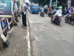 Pihak Polsek Ciampea dan Instansi Terkait Lakukan Pengecekan Kondisi Jalan Rusak Yang Mengakibatkan Kemacetan Parah