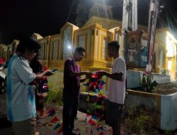 Pemuda Kreatif Bagek Endep Desa Sukamulia TimurP asang Lampu Hias di Sepanjang Jalan