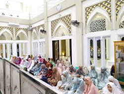 Dirlantas, Kabid Humas Polda Sumsel Beserta Jamaah Melaksanakan Sholat Tarawih