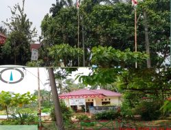 Miris..!!!, Bendera Kusam Dan Robek Terus Berkibar Di Depan Kantor Desa Simonis, Diduga Lambang Negara Di Hina.