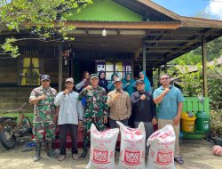 Dansatgas TMMD Regtas Ke 119 Kodim 1208/Sambas Bersama Dinas Perikanan, Tebar Ikan Lele Bantuan Kepada PKK Desa Mekar Jaya