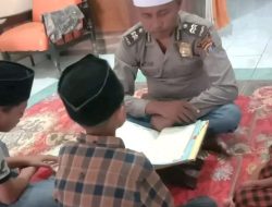 Mengisi Bulan Ramadhan, Kanit Binmas Polsek Tanjung Pura Ajarkan Anak-anak Mengaji