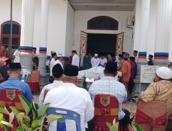 JELANG PEMBERANGKATAN JENAZAH H.ZAINAL HARAHAP DIRUMAH DNAS WAKIL BUPATI LABUSEL KE TPU PADANGRI .