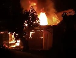 Kebakaran Dua Unit Warung, diduga Karena Ulah Geng Motor