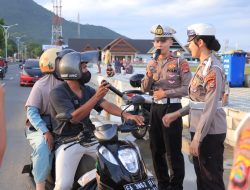 Anggota Satlantas Polres Sumbawa Bagikan Takjil dan Berikan Doorprize Bagi Pengguna Jalan