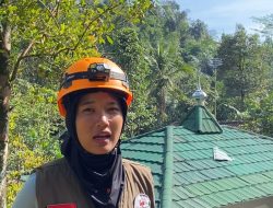 *Luar biasa, Bidan Cantik Terjun Langsung Dalam Pencarian Korban Hanyut Cibadak*
