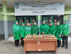 Dalam Suasana Ramadan, Personel Militer dan Persit Kota Bima Bersama-sama Bagikan Ta’jil di Panti Sosial Lanjut Usia”
