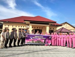 Personil Polsek Labuhan Badas Bersama Bhayangkari Bagikan Takjil ke Pengguna Jalan