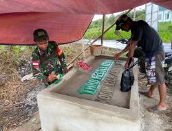 Simbol Kemanunggalan TNI- Rakyat Satgas TMMD Regtas Ke 119 Kodim 1208/Sambas Finishing Pembuatan Tugu Prasasti