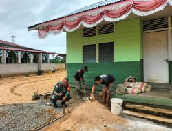 Jalin Keakraban Di Perbatasan, Babinsa Temajuk Bersama Warga Laksanakan Pembenahan Dan Pembersihan Pos Babinsa