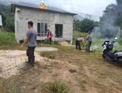 Babinsa Santaban Bersinergi Bersama Polri Laksanakan Kerja Bakti Bersihkan Halaman Musolla Al- Hidayah