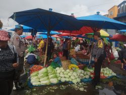 Polsek Sidikalang Kota Sampaikan Pesan Kamtibmas Di Pasar Tradisional Sidikalang
