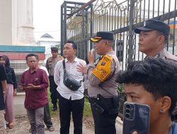 GERAKAN RAKYAT MENGGUGAT ( GERAM) MENGGELAR AKSI DI DEPAN MAPOLRES LABUSEL 