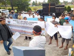 Aliansi LSM dan Ormas Bersatu Gelar Aksi Damai di Depan Kantor Dinas PERKIM Muba, Sebut Kasubag Merasa Kabid.