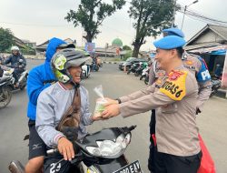 *Jelang Berbuka Puasa Sie Propam Polres Bogor Berbagi 100 Takjil Kepada Masyarakat*