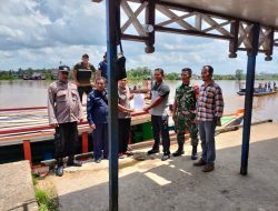 Yakinkan Tepat Sasaran Anggota Koramil 02/Sejangkung Kawal Pendistribusian Beras Dari Bulog Kab. Sambas