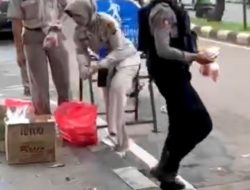 *Bagian SDM, Pembinaan Personil Polres Bogor Bagikan Takjil Untuk Berbuka Puasa Bagi Pengguna Jalan Yang Melintas di Depan Mako Polres*