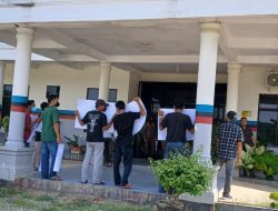 PULUHAN MAHASISWA DAN PEMUDA DEMO KANTOR DINAS LINGKUNGAN HIDUP (DLH) LABUSEL TUNTUT KADIS DI PERIKSA.