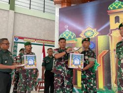 Perkuat Silaturahmi Kepada Anggota Komandan Kodim 1208/Sambas Bagikan Bingkisan Hari Raya