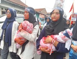 Ada Apa Dua Orang Perempuan Gendong Bayi Berlumuran Darah? Ini Jawabnya.