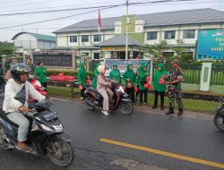 Keluarga Besar Kodim 1208/Sambas Bagi-Bagi Takjil Ramadhan Kepada Pengendara