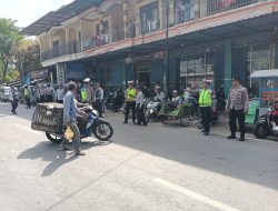 Personil Kepolisian Lakukan Pengaturan Arus Lalu Lintas Di Sejumlah Ruas Jalan Di Pamekasan