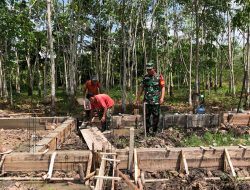 Jalin Keakraban Babinsa Sungai Deden Komsos Bersama Warga Yang Sedang Bangun Rumah