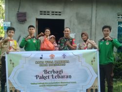 Indahnya Berbagi, Anggota Saka Wira Kartika Kodim 1208/Sambas Bagikan Bingkisan Lebaran Kepada Warga Kurang Mampu
