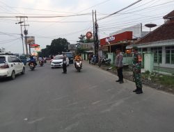 Babinsa Desa Antajaya Koptu, Frezon Paliyama Turut Mengatur Lalulintas Arus Mudik