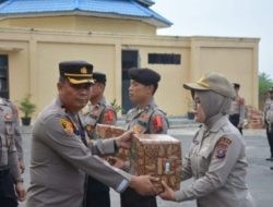 JELANG DATANGNYA LEBARAN IDUL FITRI 1445 H.2024 M, POLRES LABUSEL BERIKAN PAKET LEBARAN KEPADA PERSONIL DAN INSAN PERS.