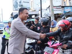 Kapolres Tulang Bawang Bercengkrama Dengan Pemudik Pada Pengawalan Gratis Arus Balik Lebaran 2024