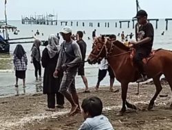Naik perahu Dan Berkuda Jadi Rebutan Wisatawan Pantai Widuri Pemalang
