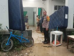 Polsek Babakan Madang Bantu Evakuasi Warga Terkena Dampak Banjir Meluapnya Sungai Cicerewet