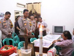 Bentuk Rasa Empati, Kapolres Tulang Bawang Melayat Langsung ke Rumah Nakes Yang MD Saat Bertugas